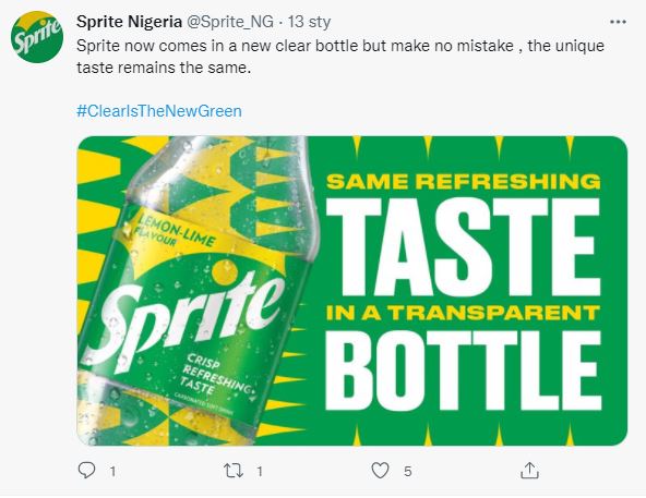 Grafika Sprite przedstawiająca przezroczystą butelkę Spite z żółtą zieloną etykietą. Obok napis: Same refreshing taste in a transparent bottle.