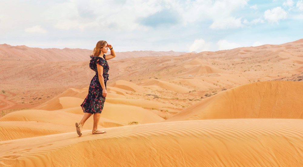Zdjęcie kobiety przeczesującej pustynię w poszukiwaniu dobrze płatnych zleceń copywriterskich.